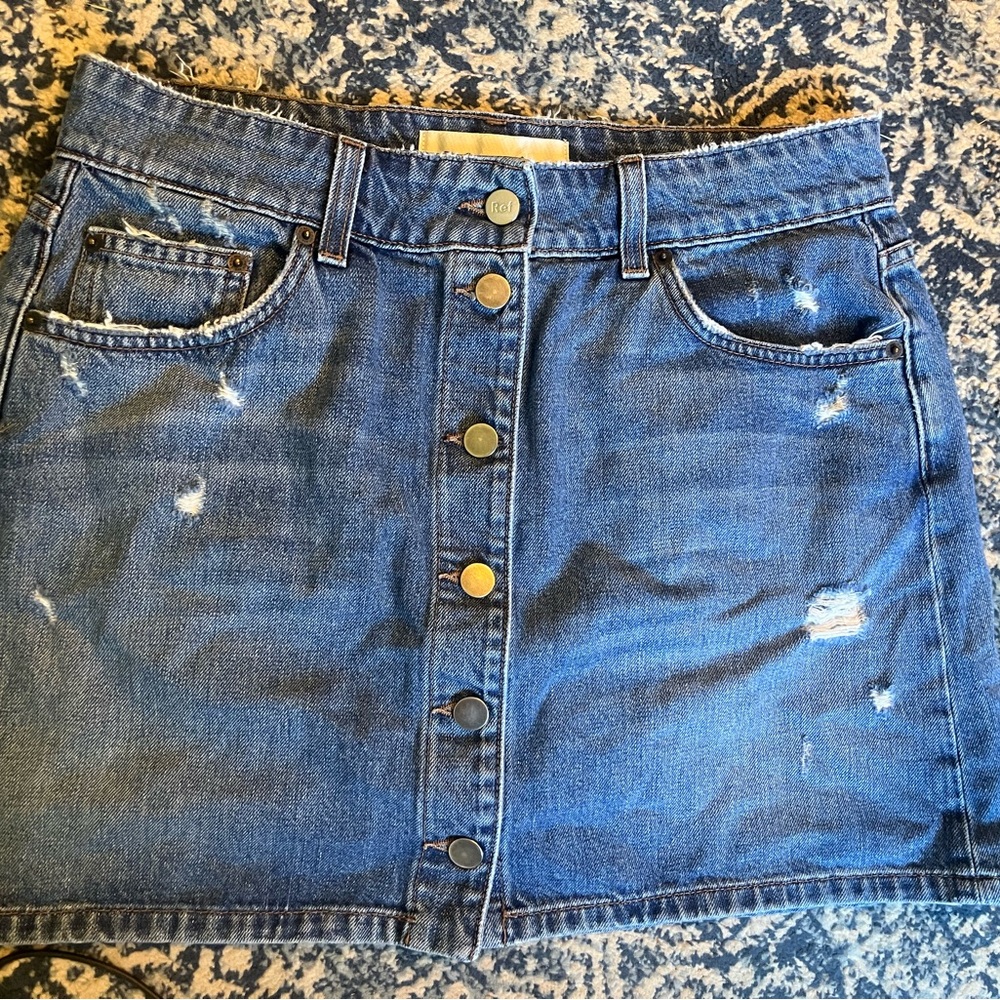 Reformation distressed denim skirt! 👑